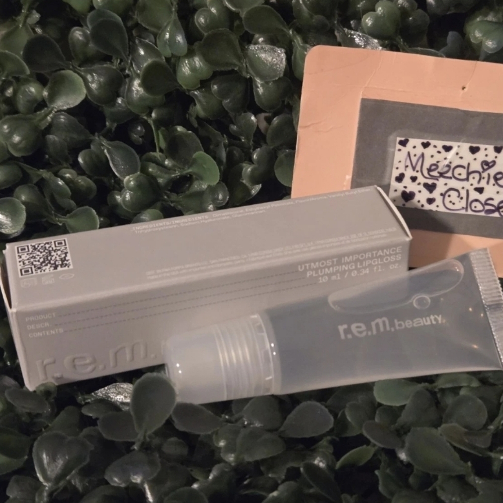 NIB r.e.m. beauty Utmost Importance Plumping Lip Gloss Clear